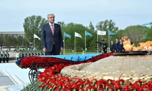 Қасым-Жомарт Тоқаев «Отан Ана» монументіне гүл шоғын қойды
