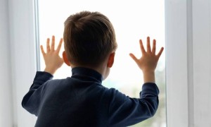 Министрлік терезеден қанша бала құлап, қаза тапқанын мәлімдеді (ВИДЕО)