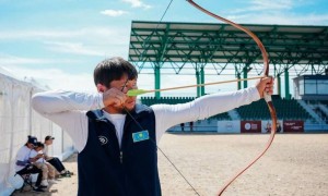 Садақшылар Дүниежүзілік көшпенділер ойындары өтетін алаңда жаттығып жатыр