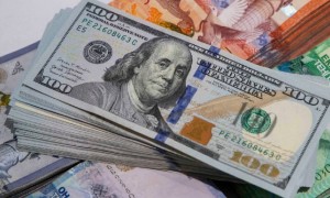 Қор нарығында доллар бағамы бірден 6 теңгеге арзандады