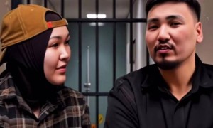 «Айыпталушы күліп отыр». Алматыда Ілияс Сариевтың соты басталды