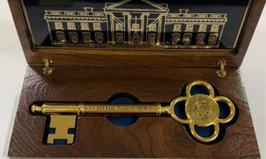 Трамп Тоқаевқа Ақ үйдің символикалық кілтін сыйлады