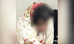 Алматыда полиция қызметкері ауладағы әжетханаға құлап кеткен қызды құтқарып қалды (ВИДЕО)