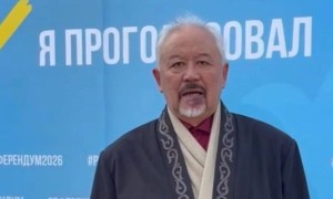 Ақын Әділғазы Қайырбеков Алматыда референдумда алғашқылардың бірі болып дауыс берді