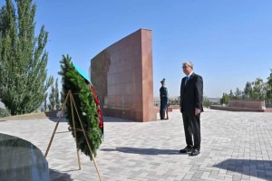 Қасым-Жомарт Тоқаев 1916 жылғы үркіншілік құрбандарына арналған ескерткішке гүл шоғын қойды
