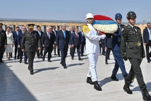 Президент Мұстафа Кемал Ататүрік кесенесіне зиярат етті