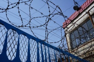 Семейде колония аумағына тыйым салынған зат өткізбек болған күдікті ұсталды