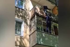 Өскеменде полиция қызметкерлері зейнеткер әйелге балкон арқылы кіріп көмектесті (ВИДЕО)