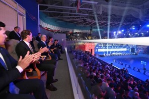 Президент бокстан Әлем кубогының финалын жанкүйерлермен бірге тамашалап отыр