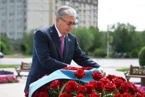 Президент Әлия Молдағұлованың мемориалдық ескерткіш кешеніне гүл шоғын қойды