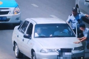 Шымкентте полицей өз өмірін қатерге тігіп, қауіпті жүргізушіні тоқтатты (ВИДЕО)