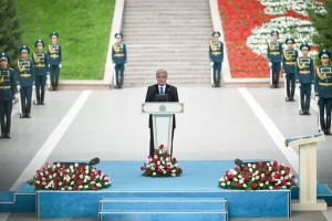 Президент Мемлекеттік ту көтеру рәсіміне қатысты