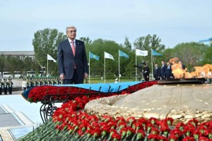 Қасым-Жомарт Тоқаев «Отан Ана» монументіне гүл шоғын қойды