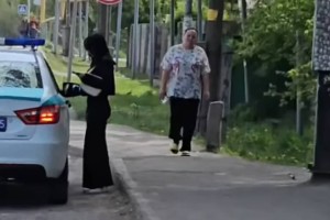 Жасөспірім қызды көлігімен жеткізіп салғысы келген полицейлер жұмыстан қуылды (ВИДЕО)