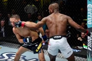 Асу Алмабаев тарихи жекпе-жекте жеңіліп қалды