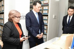 Ерлан Қарин Орталық мемлекеттік архивтің қызметімен танысты