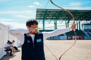 Садақшылар Дүниежүзілік көшпенділер ойындары өтетін алаңда жаттығып жатыр