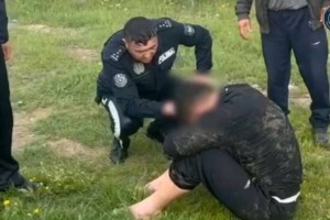 «Құлынын құтқарамын» деп суға ағып кете жаздады (ВИДЕО)