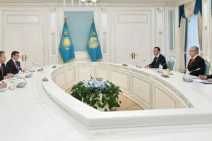 Мемлекет басшысы АҚШ сенаторы Стив Дэйнсті қабылдады