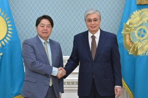 Қасым-Жомарт Тоқаев Жапония Премьер-министрін Қазақстанға шақырды