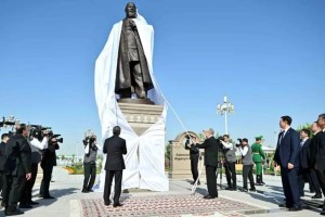 Қасым-Жомарт Тоқаев пен Гурбангулы Бердімұхамедов Ашхабадтағы Абай ескерткішін салтанатты түрде ашты