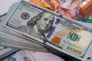 Қор нарығында доллар бағамы бірден 6 теңгеге арзандады