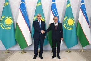 Қасым-Жомарт Тоқаев Өзбекстан Президенті Шавкат Мирзиёевпен бейресми кездесу өткізді