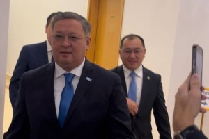 «Бәріңіз мені сағынып қалыпсыздар ғой». Мұрат Нұртілеу журналистердің алдына шықты (ВИДЕО)