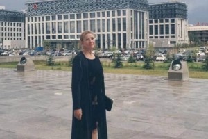 «Жүрегім сезеді, балаларым тірі»: тағы бір әйел 38 жыл бұрын егіз қызын дәрігерлер шетелге сатып жіберді деп күдіктенеді