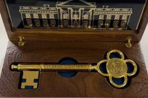 Трамп Тоқаевқа Ақ үйдің символикалық кілтін сыйлады