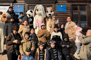 Ростовые куклы и кукольный театр встретили семьи на одном из избирательных участков в Алма
