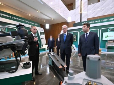 Мемлекет басшысы ауыл шаруашылығындағы цифрлық шешімдер көрмесін аралап көрді
