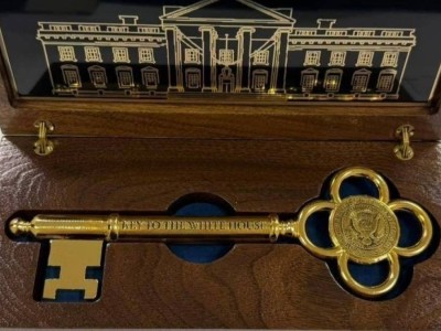 Трамп Тоқаевқа Ақ үйдің символикалық кілтін сыйлады