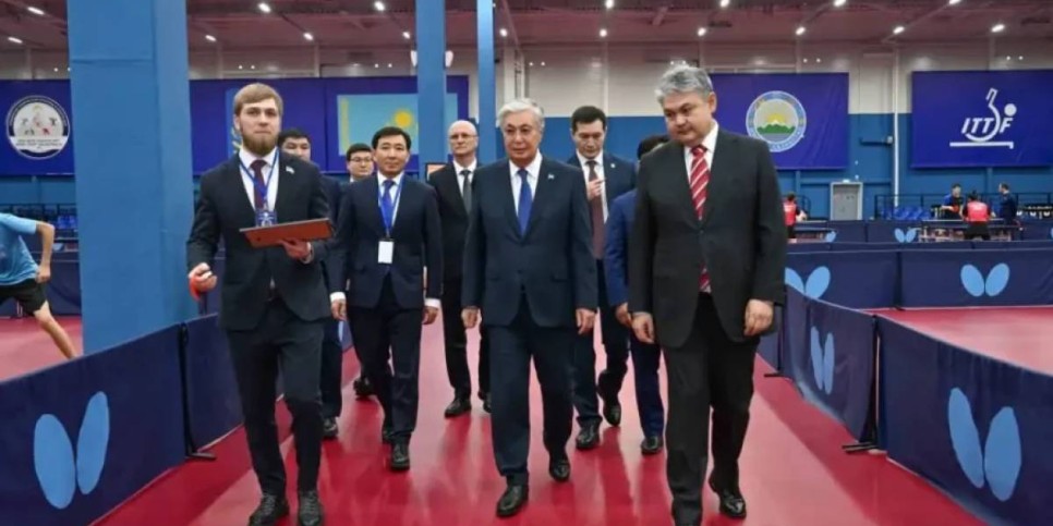 Президент Өскемендегі Үстел теннисі орталығын аралап, балаларға автобус сыйлады