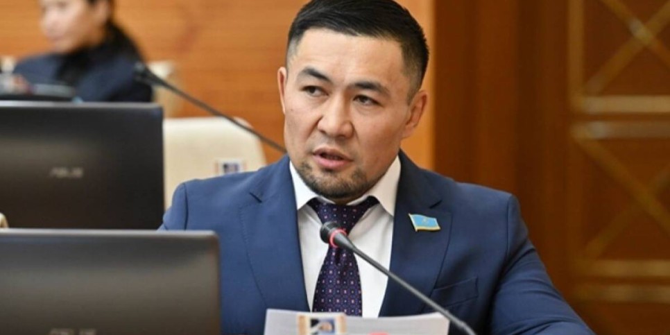 «Құттықтау бағдарламада отырмын деп қалған шығар»: Ардақ Назаров Мәжіліс мінберінде анасын туған күнімен құттықтады (ВИДЕО)