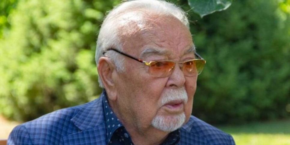 «Асқарәлі екеуміз мектепке бір шалбар мен бір тонды кезектесіп киетінбіз» - Асанәлі Әшімов